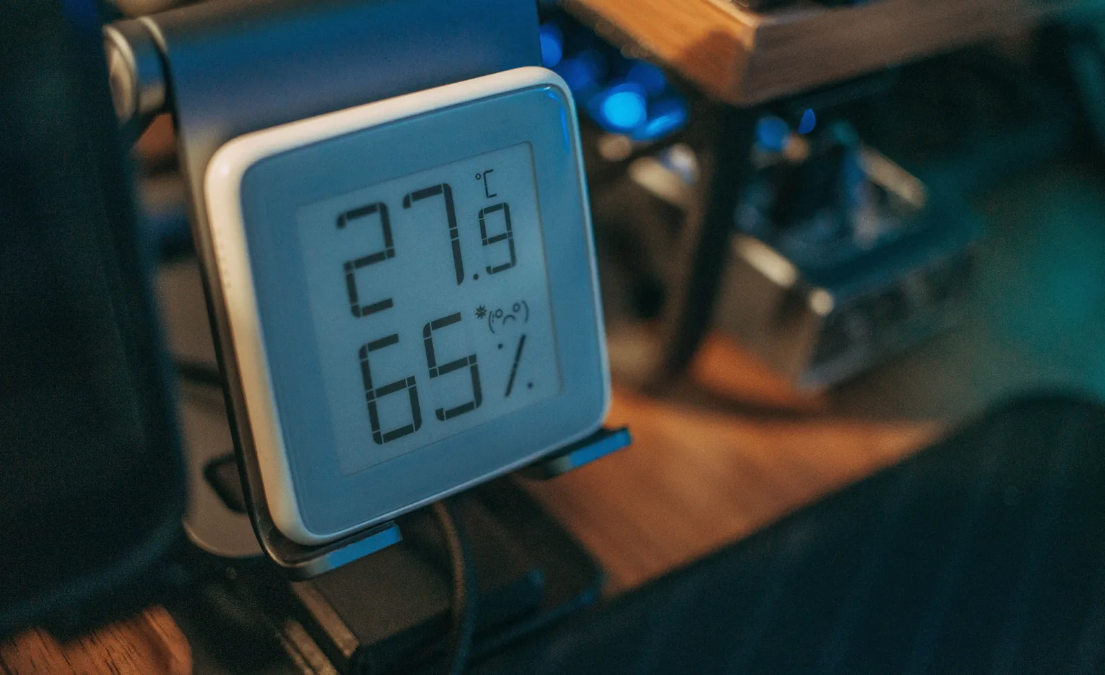 Digitales Hygrometer auf einem Tisch zeigt Raumtemperatur und relative Luftfeuchtigkeit an